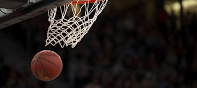 NBA季后赛精彩瞬间定格，附有数据统计弹出窗口